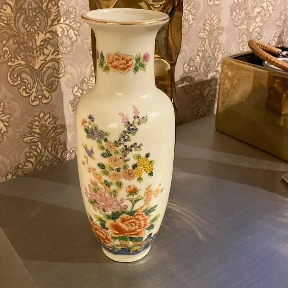 𝅺BEAUTIFUL Tall Floral Vase, Made In Japan Beautiful Color And Character 11”